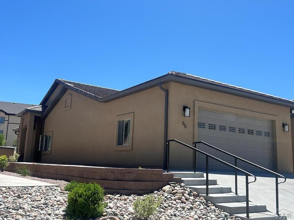 Townhome Modern Pueblo Exterior photo